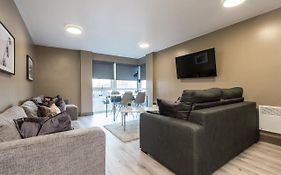 Host Apartments - Spacious 3 Bed Apartment With 3 Ensuites